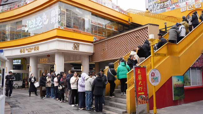 一城三店首日排队均破千桌！流浪泡泡自助烤肉，引爆郑州妇女节消费热潮